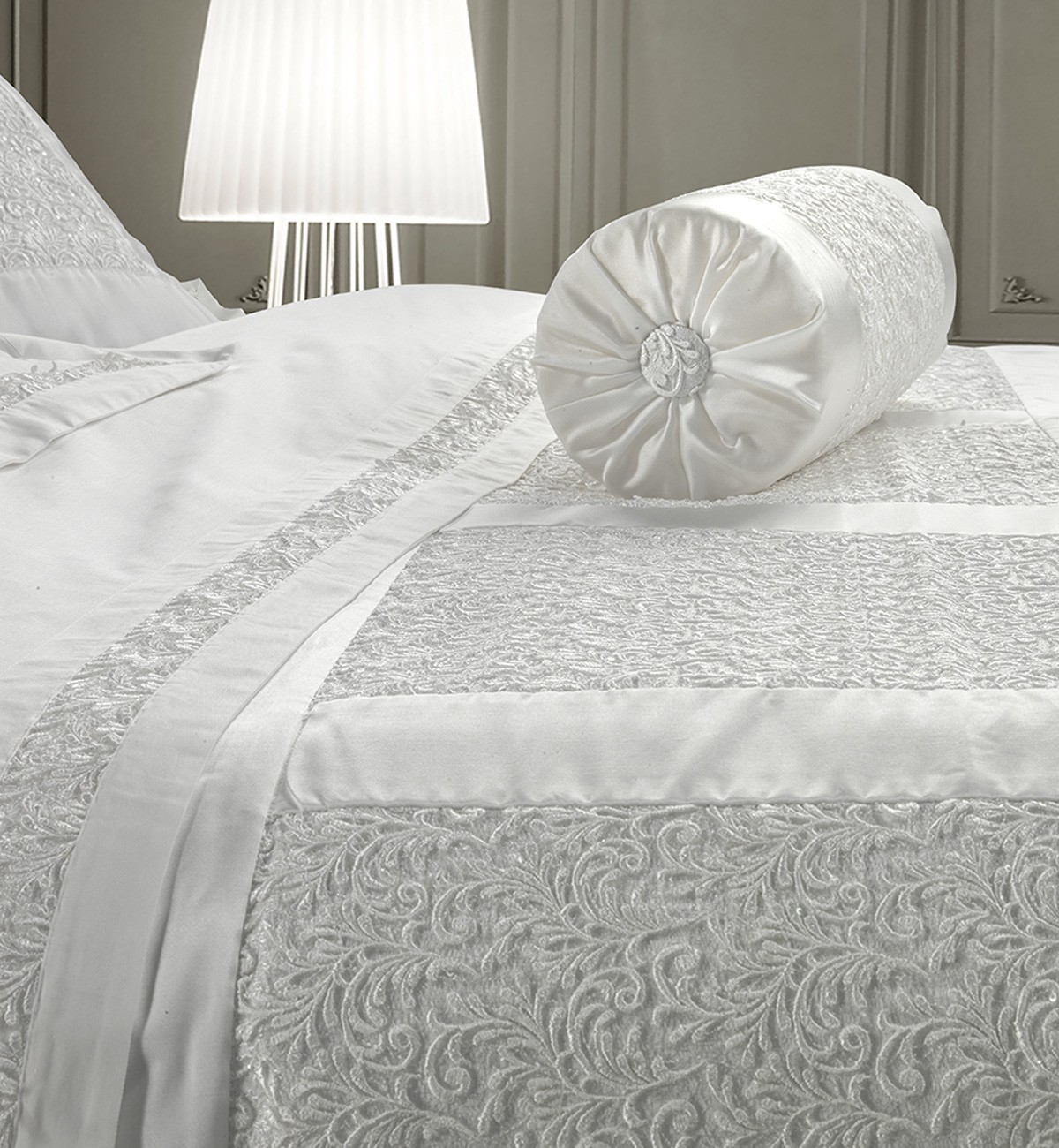 Copriletto Primaverile Matrimoniale Floral Avorio in Raso Jacquard Caleffi